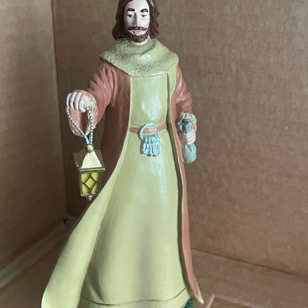 Thomas Kinkade Welcoming Host Figurine - Cream and Brown